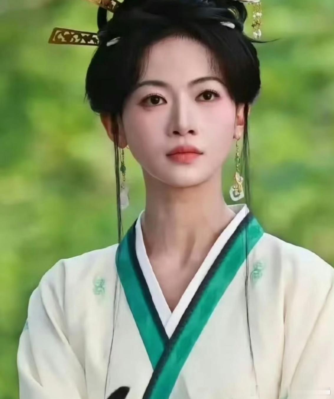 吴谨言产后发胖受益人管这叫发胖？这么苗条啊，是不是对胖有认知错误啊！我觉得还是