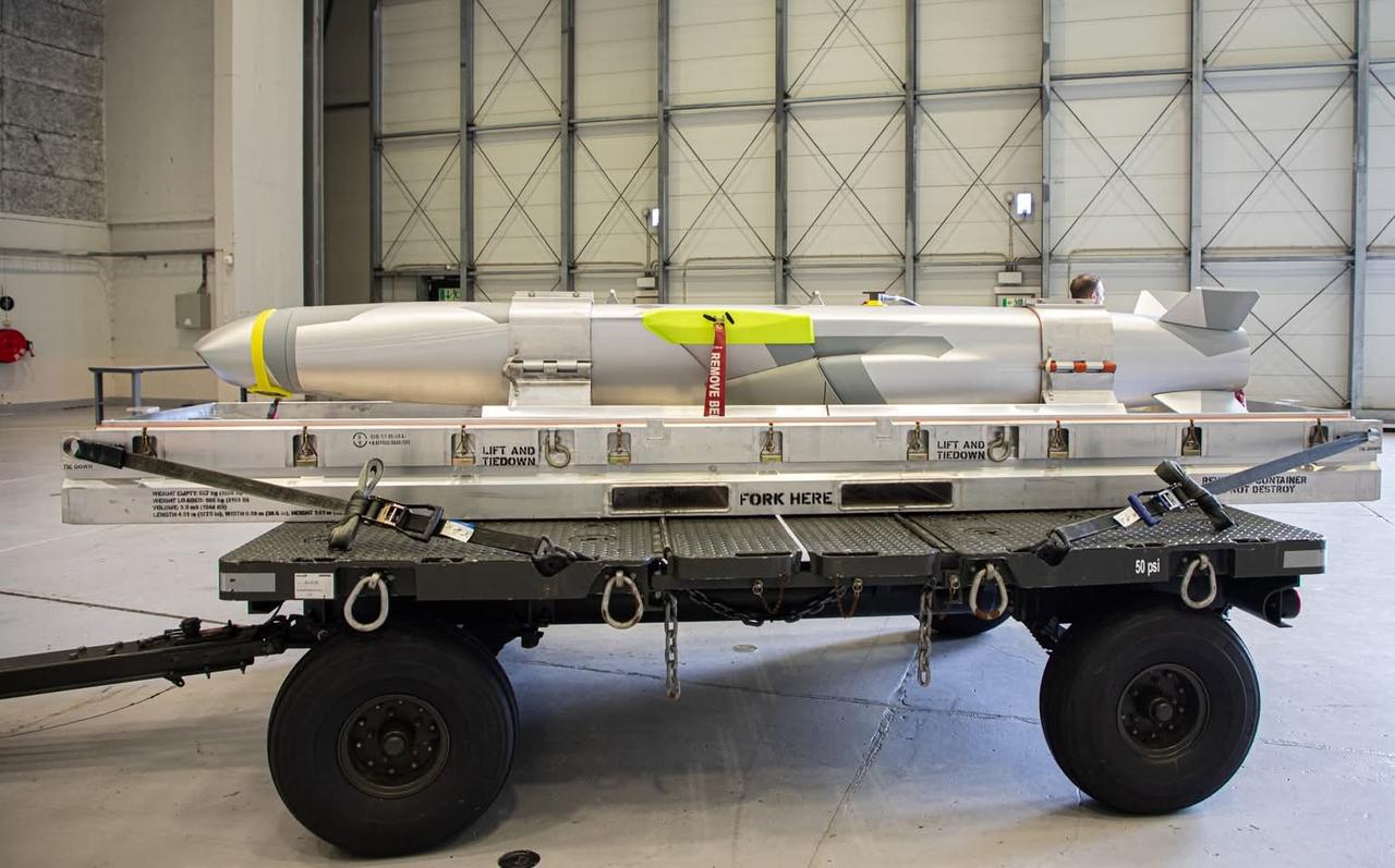 花费8000万美元，日本与挪威康斯伯格防务与航空航天公司签署合同，为航空自卫队F