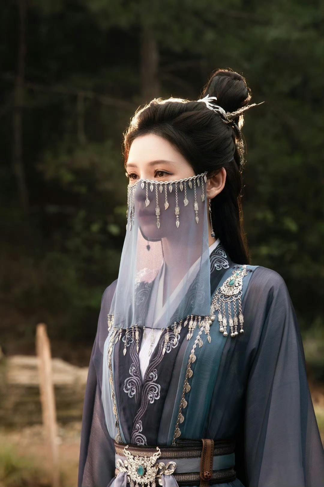 张予曦在电视剧《雨霖铃》中饰演丁月华（掌月使）。夸夸她，演技不错，打戏也不错
