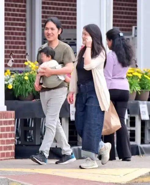 日本真子公主一家三口最新照片这位驸马的长相和身材比例好奇怪😳​​​