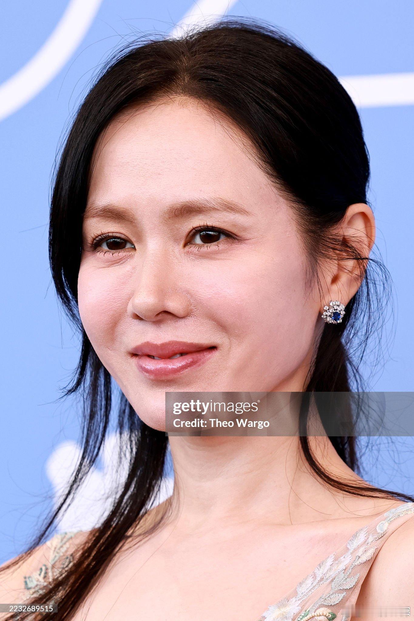 孙艺珍威尼斯电影节生图，四十三岁的影后依然好美气质真不错，不愧是孙仙！！