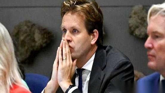 他们把我们辛辛苦苦干起来的公司，直接给“托管”了。CEO给免了，股份给冻了，理