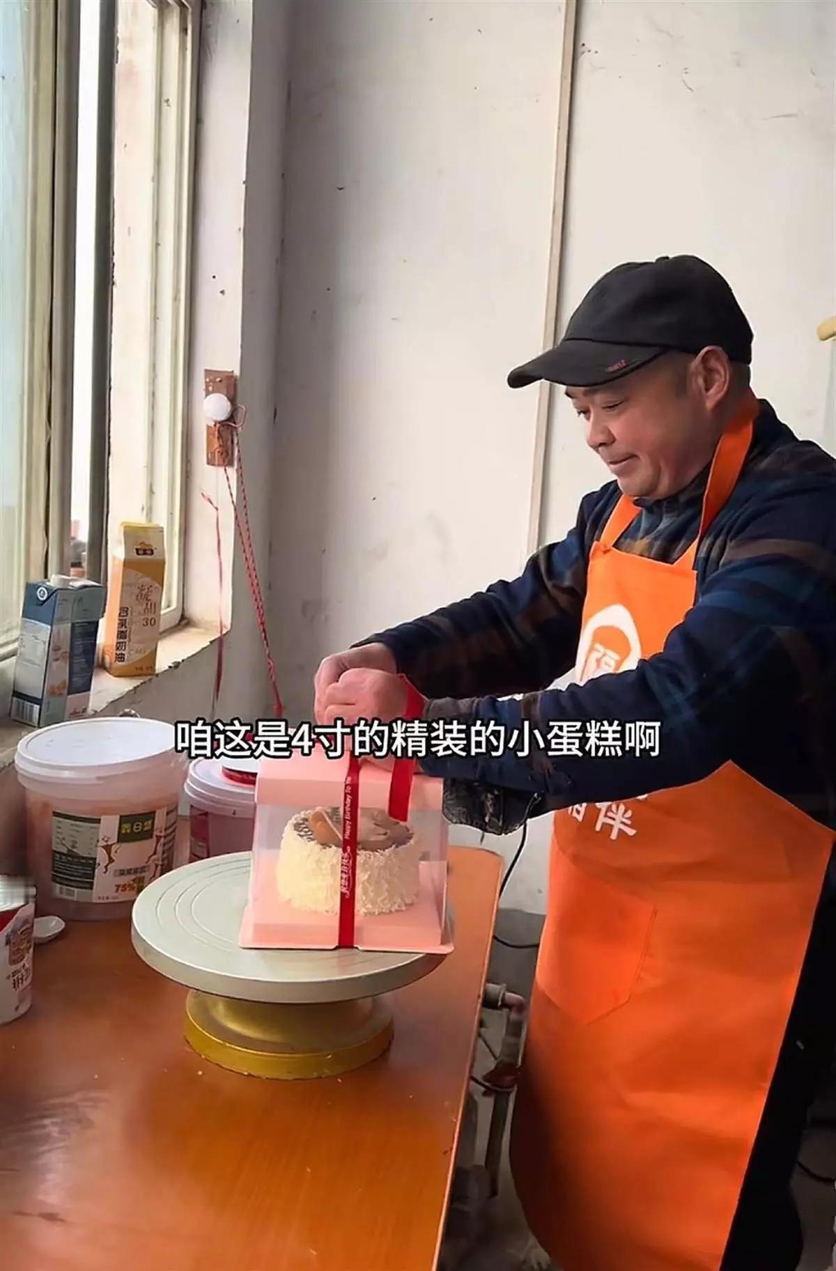 “10块钱一个4寸动物奶油蛋糕，还包给你写祝福！”河南老张家的小门面原本只是村口