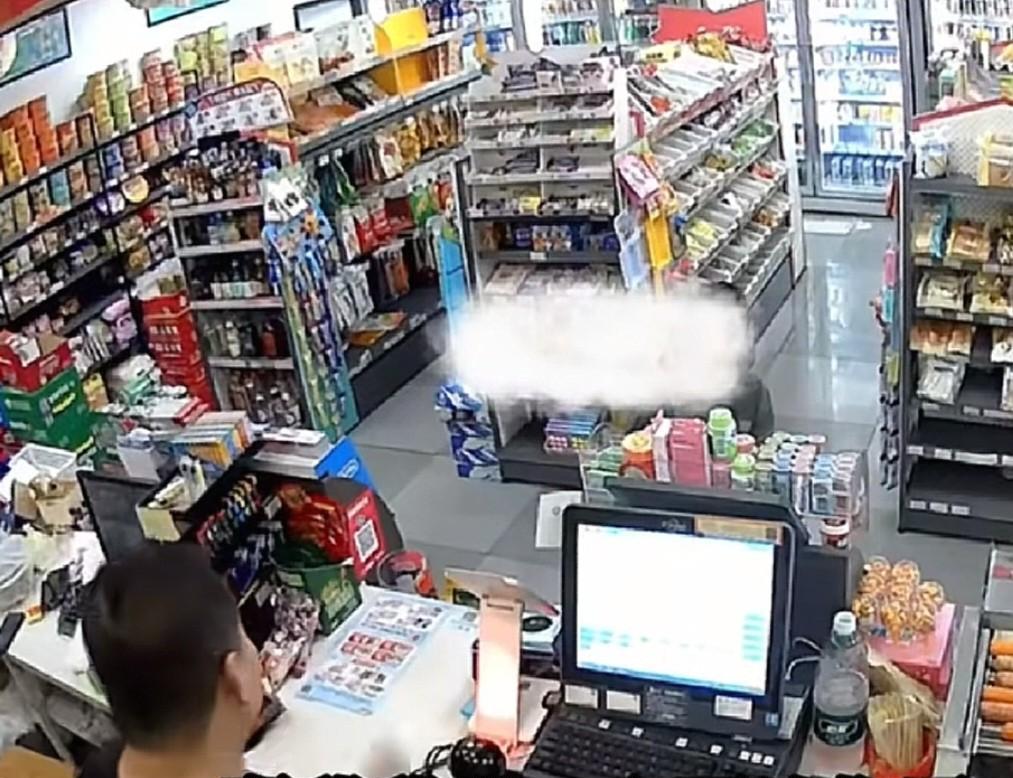 一超市里，老板正守着店，突然进来一个小男孩，他大声说：“老板，给我2个塑料袋。”