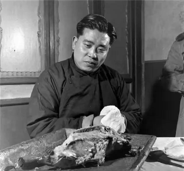 在近代很多美食秘方其实很简单，像狗不理包子就多放油，烤鸭就得是大肥鸭子，一口下去