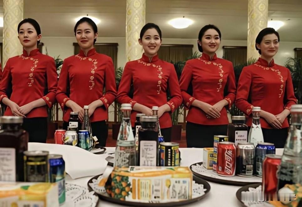 巾帼不让须眉这些是川普访华欢迎晚宴中，帮贵宾倒水换骨碟的女服务员。照片是上岗之