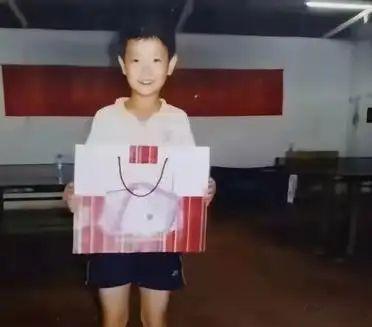 着实特别羡慕孙颖莎的爸妈！究竟怎么做才能够培育出这般模样的小孩?她的父母讲她打