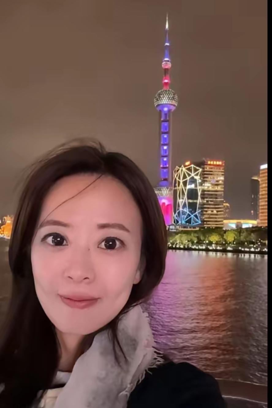 原来大陆才不是别人口中描述的落后模样！​国民党女发言人江怡臻在黄浦江畔夜色里留下