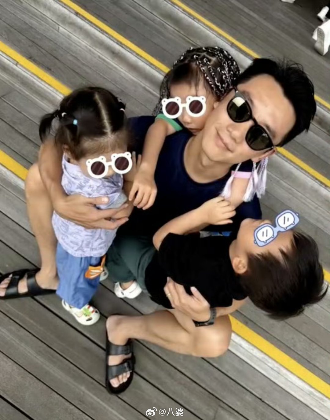 郑恺苗苗一家五口同框终于等到郑恺苗苗一家五口同框啦！三胎小女儿软萌可爱，大女儿