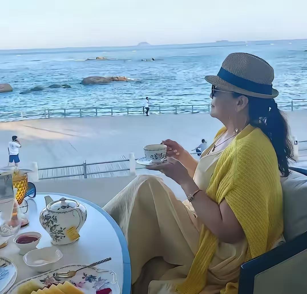 人家姓汪不姓张，应该汪大爷安排吧，到时，兰姐再提前到国外忙工作去，其实百日宴也没