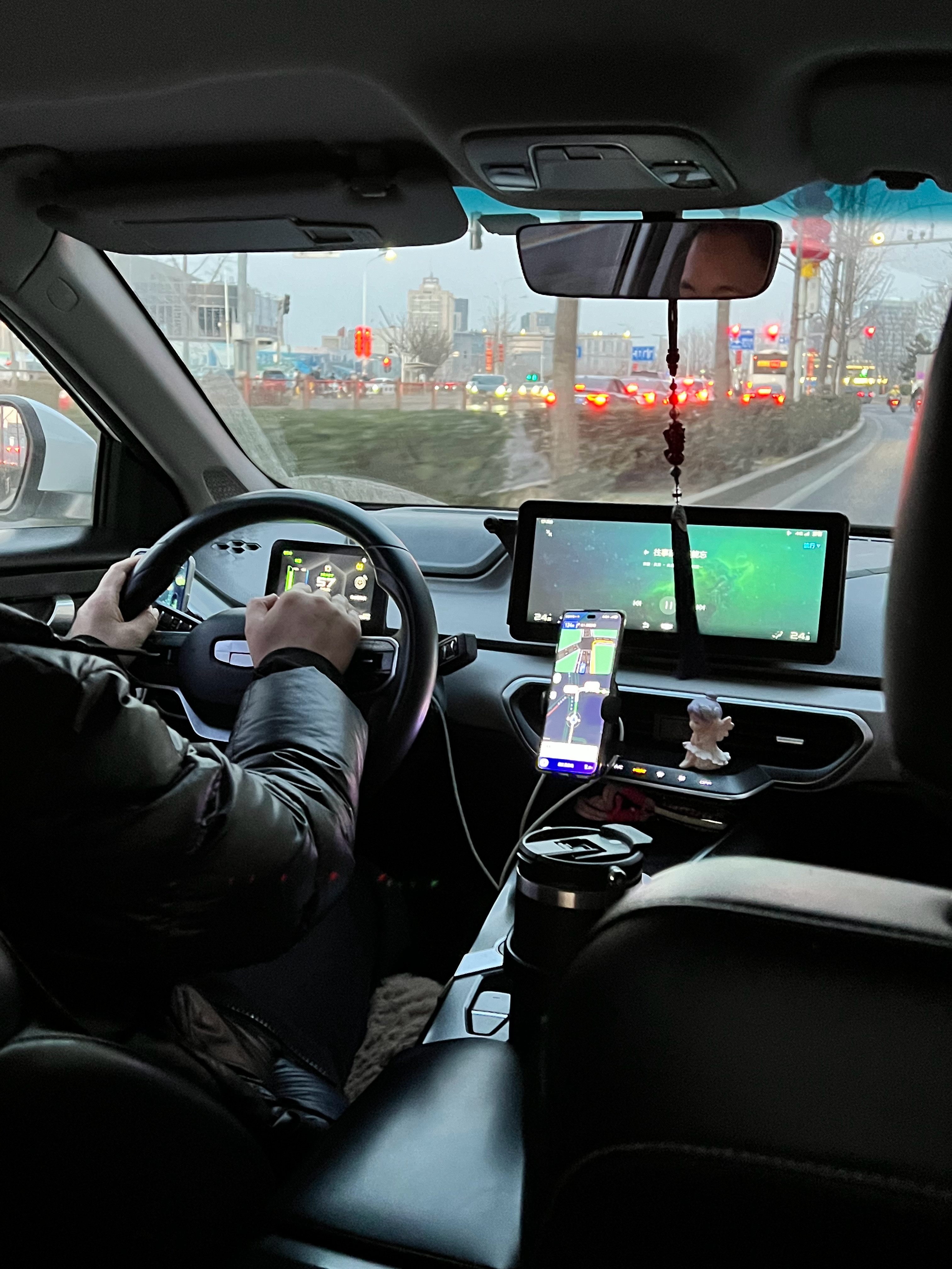 又打了个电车，这位小姐姐开得好多了稳准快有些女司机，我是很佩服她们的驾驶技术的