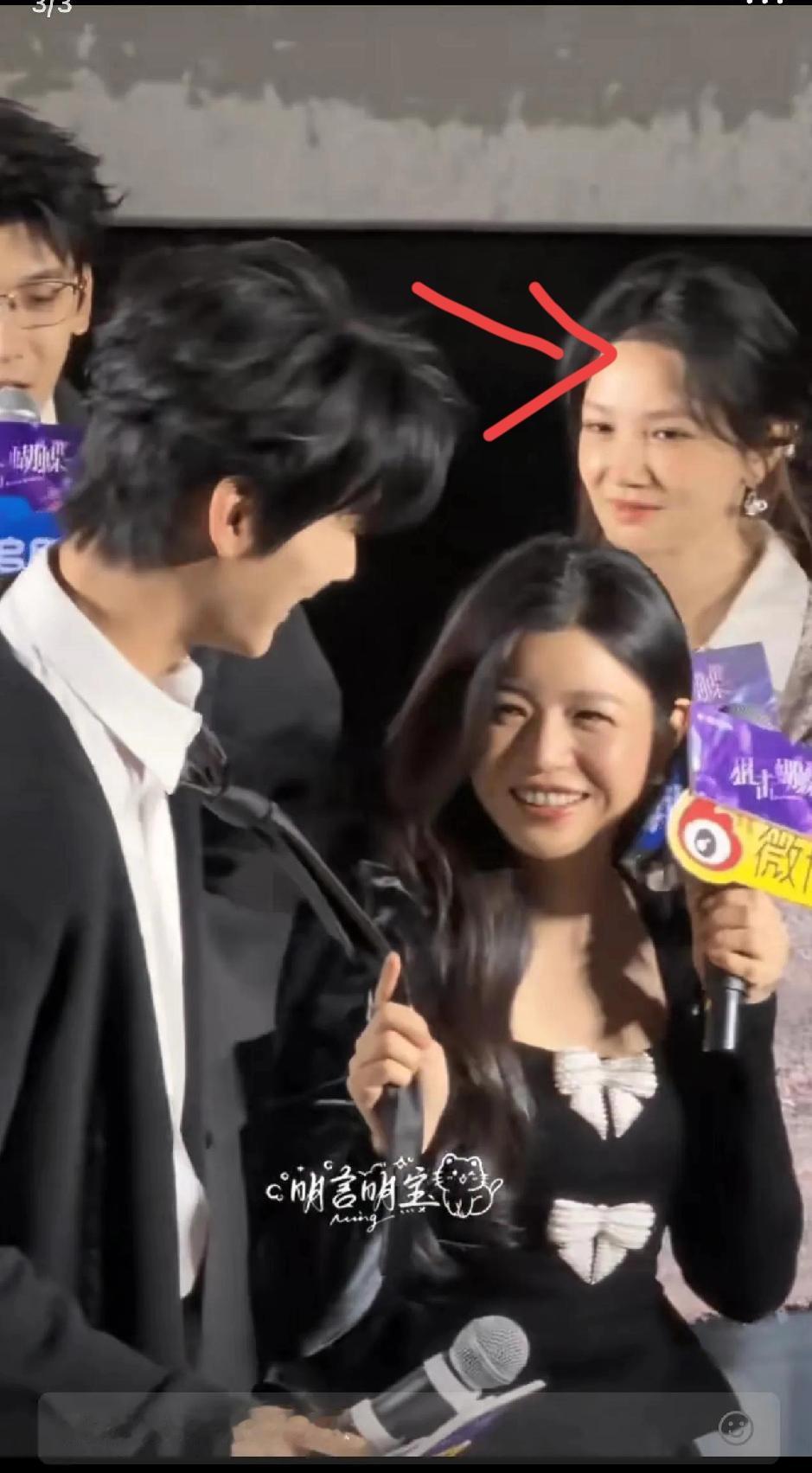 陈妍希真的很会，主动放开了手，周柯宇就会扑上来，投怀送！​还是​后面这姐洞察