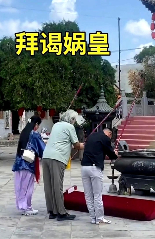 72岁张纪中的举动，真是让人惊愕。拜神用的香，竟然比人还要高。他与妻子杜