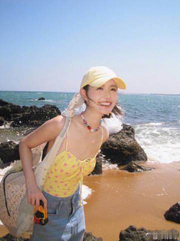 蒋依依七夕海滩泳装照蒋依依海风胶片感大片真的是美得我眼前一亮呀，看到蒋依依七夕