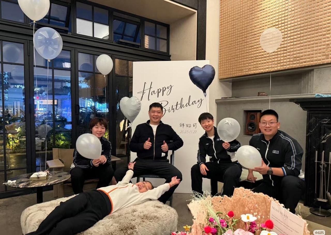 莎莎、蒯曼给邱贻可指导过生日[赞][笑着哭]，看来今天是邱贻可指导的生日，闭着眼