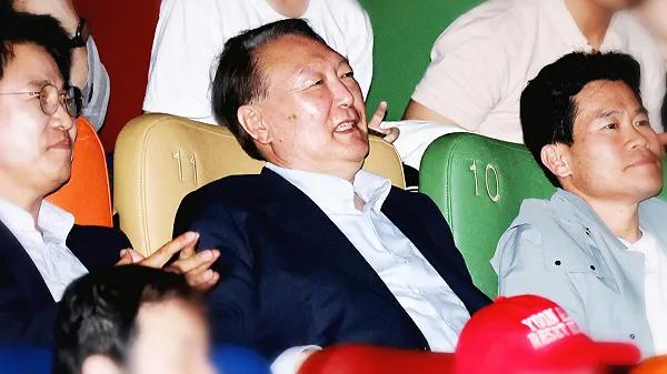 尹锡悦看着电影中宣布戒严的自己挤出了“奢侈”的笑容，令人惊叹‼️半年前的气场
