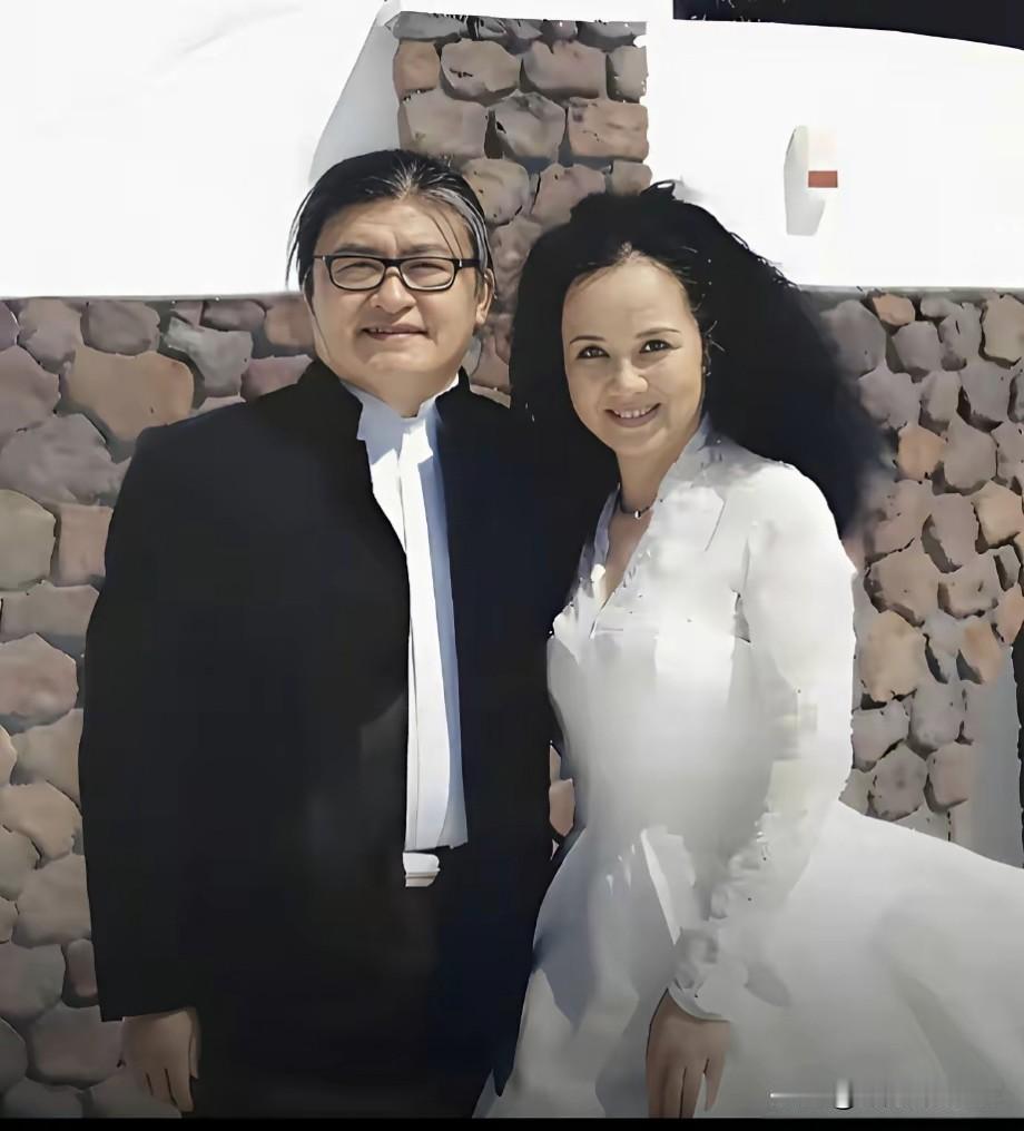 刘欢的岳父岳母是两位慈祥的老人，他们二老长期居住在长沙现在早已退休，岳父退休前是
