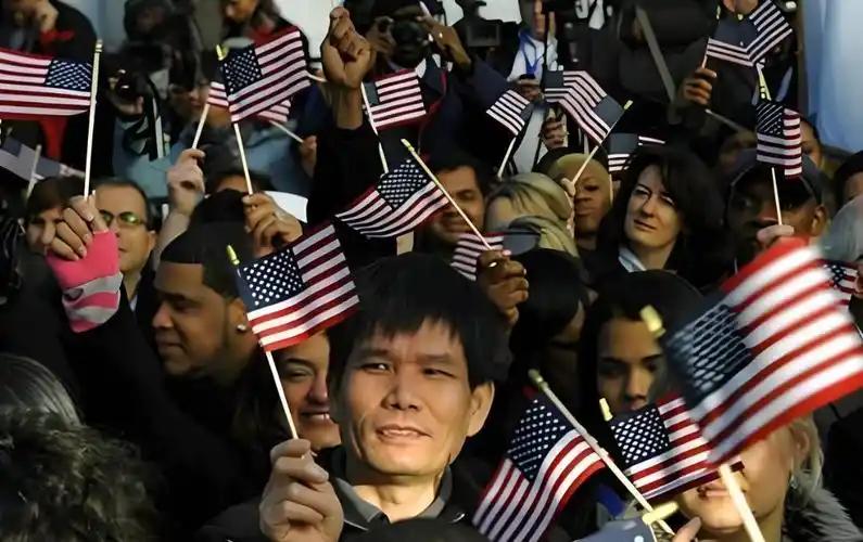 美国人一针见血：“如果中国真的那么好，为啥还有大批人移民到美国？”中国人移民美国