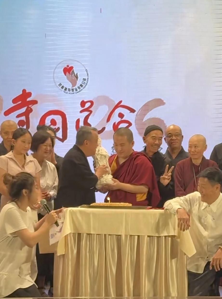 曾志伟庆贺73岁生日，请了寺庙的僧人，还专门请了一座地藏王菩萨的雕像捧在手里，由