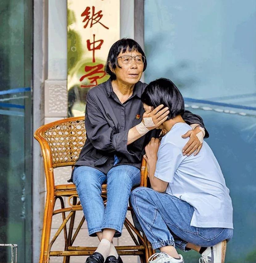 2009年，一位领导到华坪女高视察，发现学生们只能靠青菜果腹，课桌破旧到需要砖头