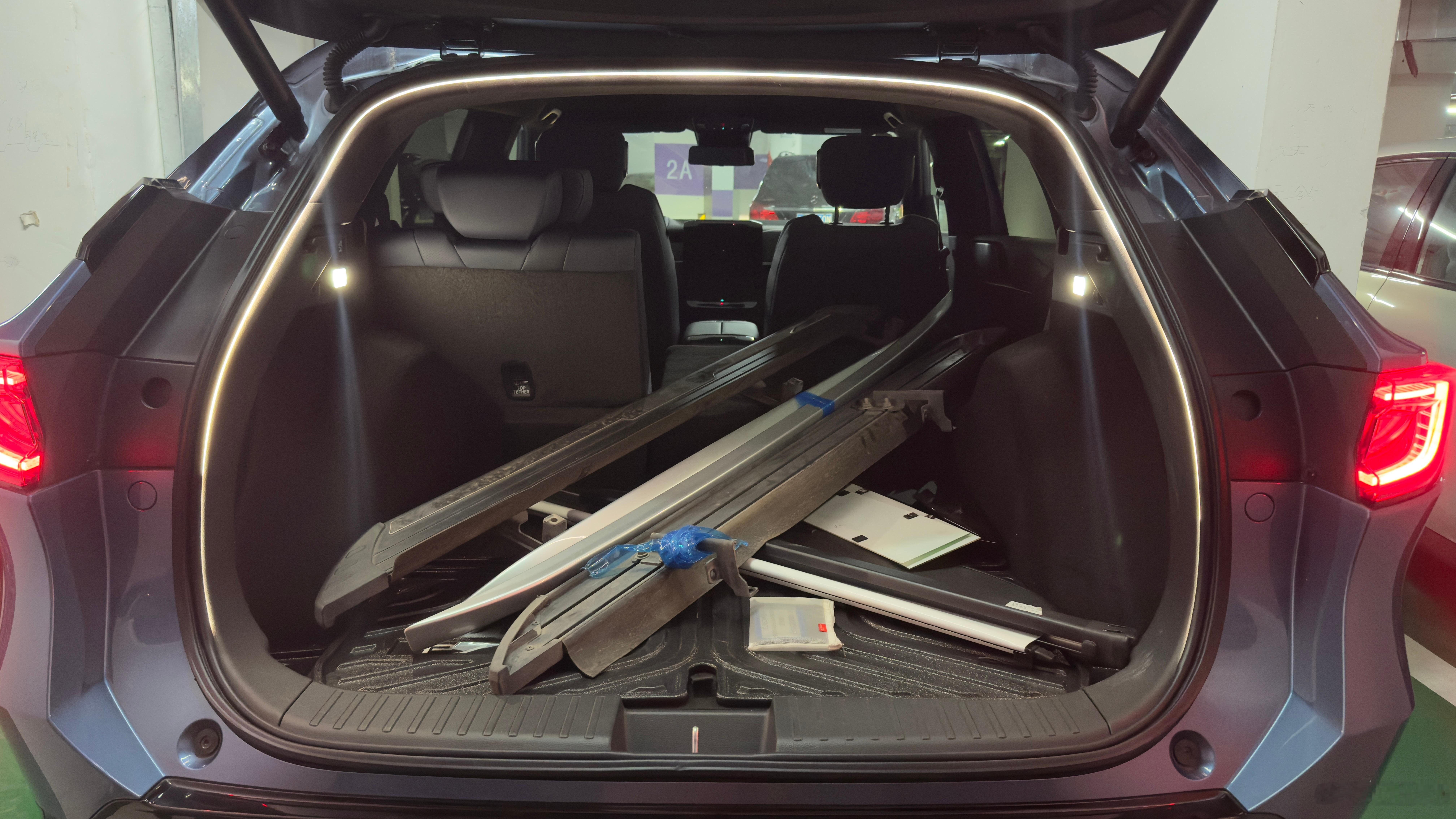 大晚上提的车，也没看清楚，直接就开走了结果都开回到家了，一打开车尾箱也是有点小小