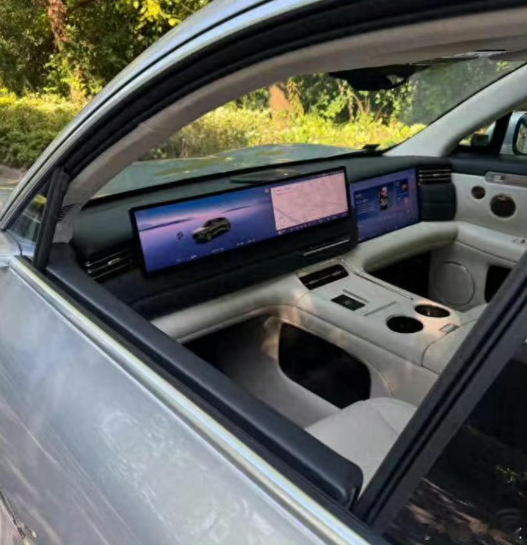 智己无方向盘测试车曝光全新一代智己LS6测试车，“中国版CyberCab”来了