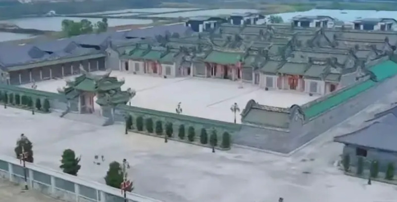 英之园，最后绝对会被拆了。主要压力是上面，现在爆光了。压不住了，全国都知道了