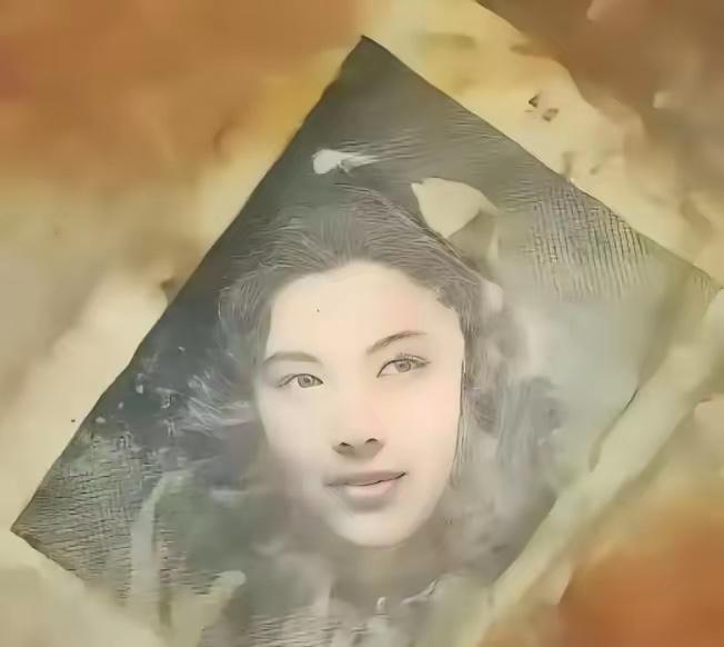 2016年，韩国送回一批志愿军烈士遗骸。在506号棺椁里，工作人员发现了一面旧铜