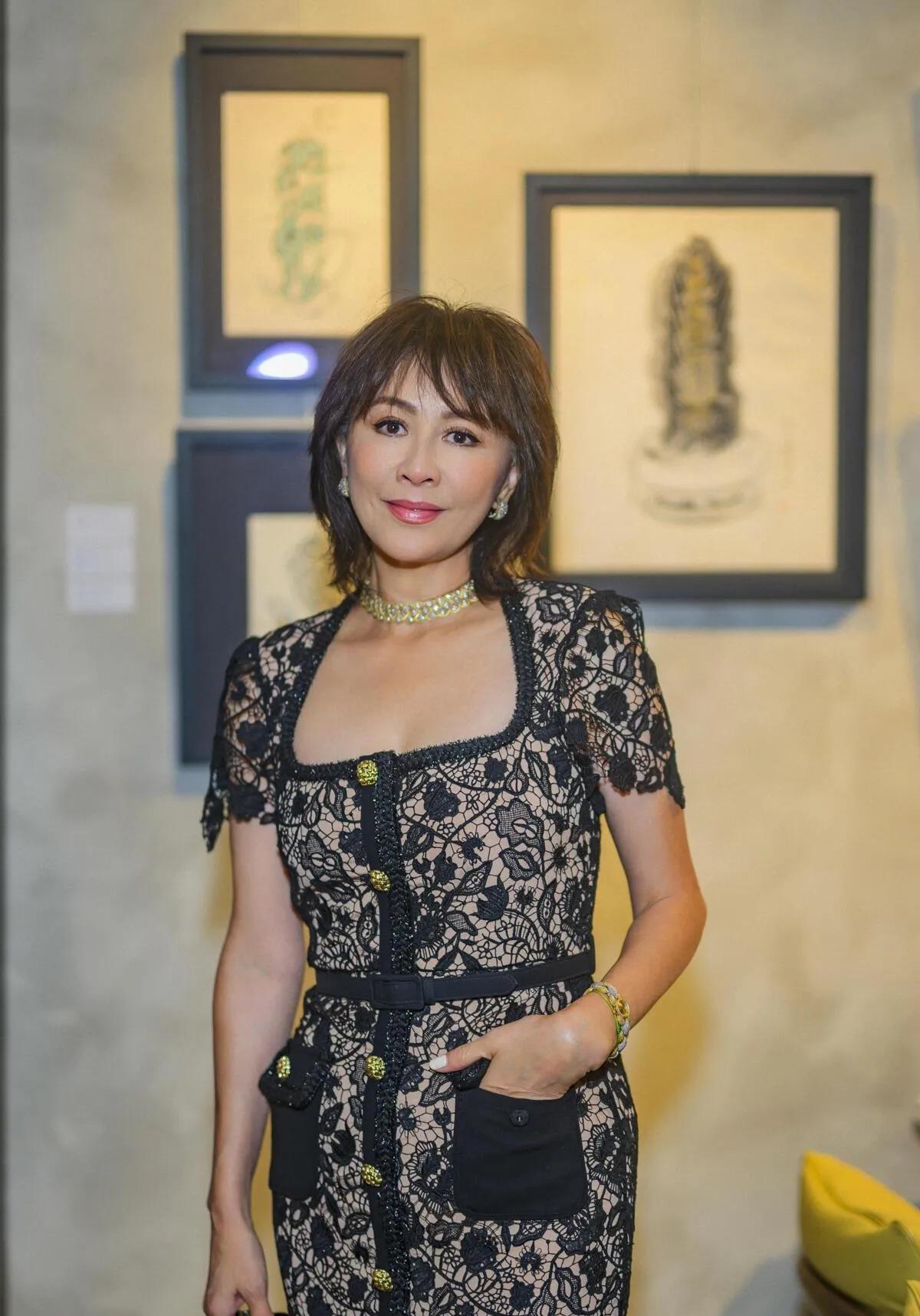 刘嘉玲这状态真的太能打！黑色蕾丝连衣裙自带优雅贵气，方领设计勾勒精致肩颈线条，镂