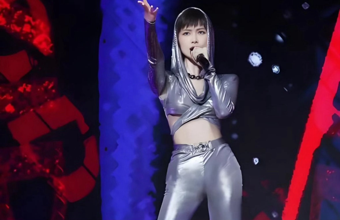 李宇春演唱会穿一身银色，引热议：颜色够吸引人注意，但衣服好丑