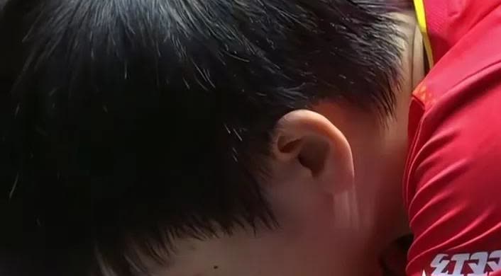 0-2落后，她主动把分送回去裁判没发现，观众没发现，对手也没发现，她却举