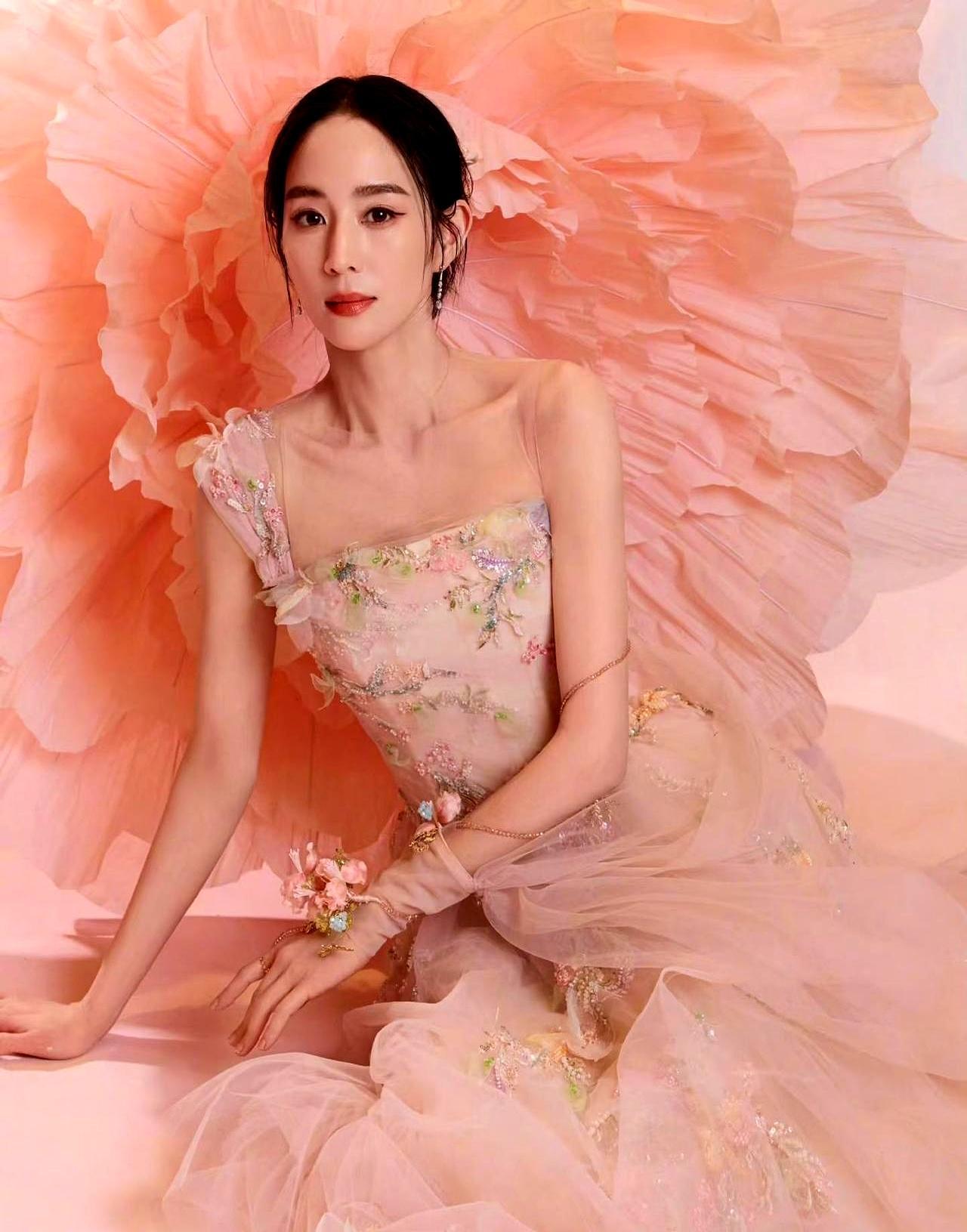 春晚导播都懵了，一个0.5秒的镜头，全网疯传，就因为一片花瓣。王楚然的琵琶