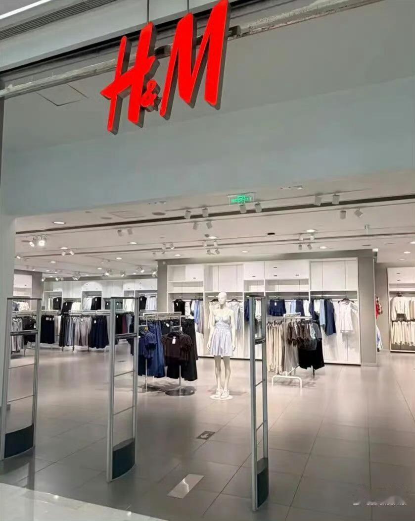 宁波仅剩一家HM货架稀稀拉拉不复当年风光货架稀稀拉拉、常年清仓！这个服装品牌在