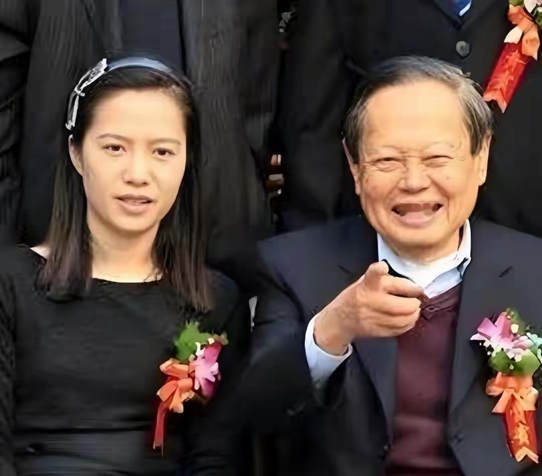 生日才过完17天，103岁杨振宁辞世，生前在翁帆庆生照里开怀大笑前几天，一张