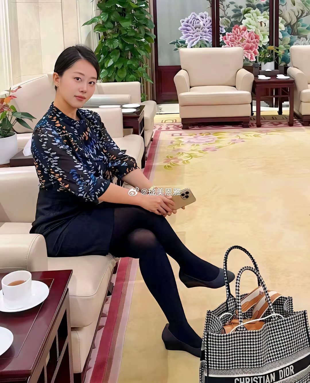 美女长得确实漂亮不管是五官还是身上的气质都不错就是这穿搭太老气了吧！​​​