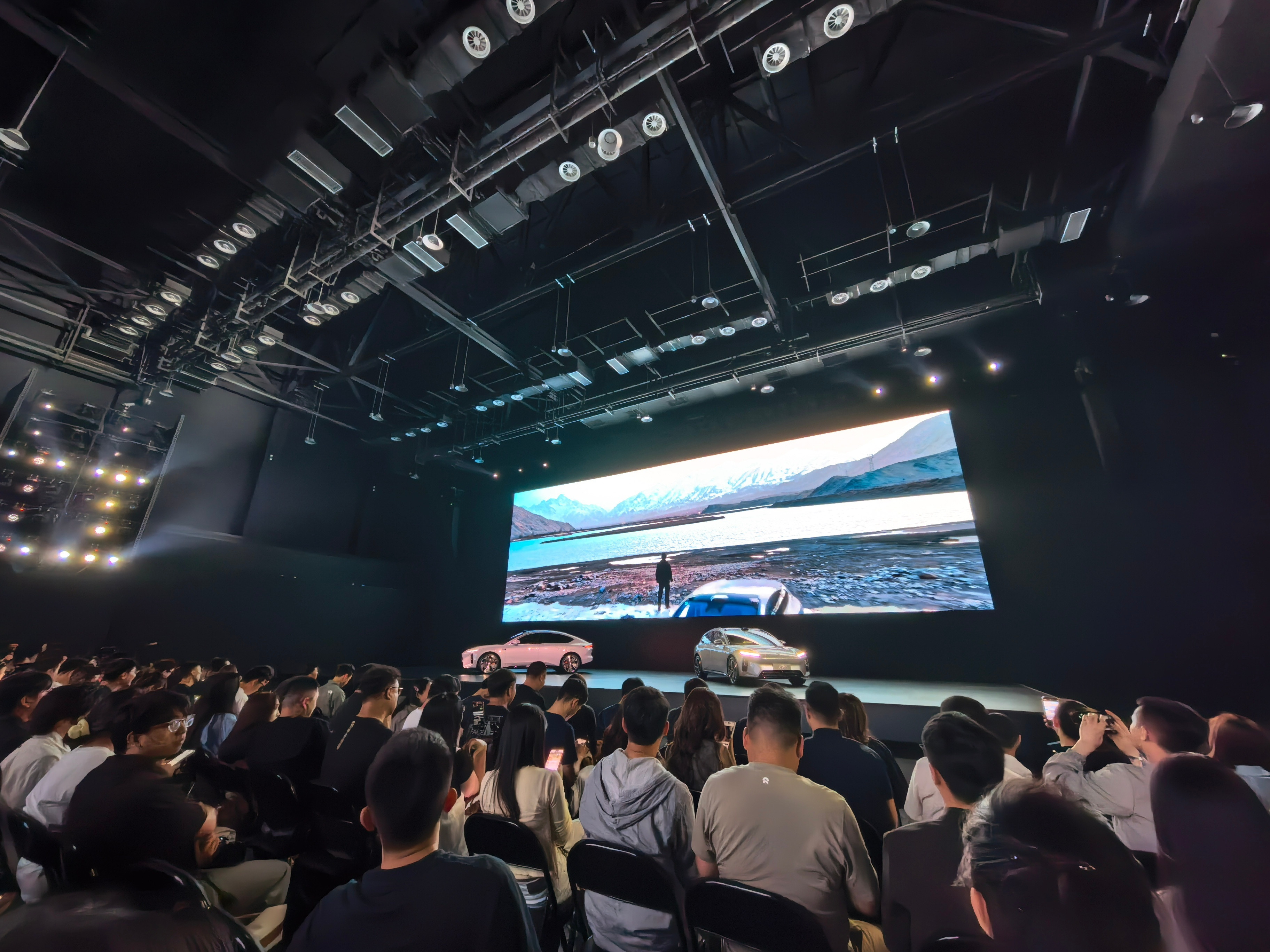 来现场感受一下新ET5/5T上市蔚来确实是会过日子了，这场地非常精简，估计比牛屋