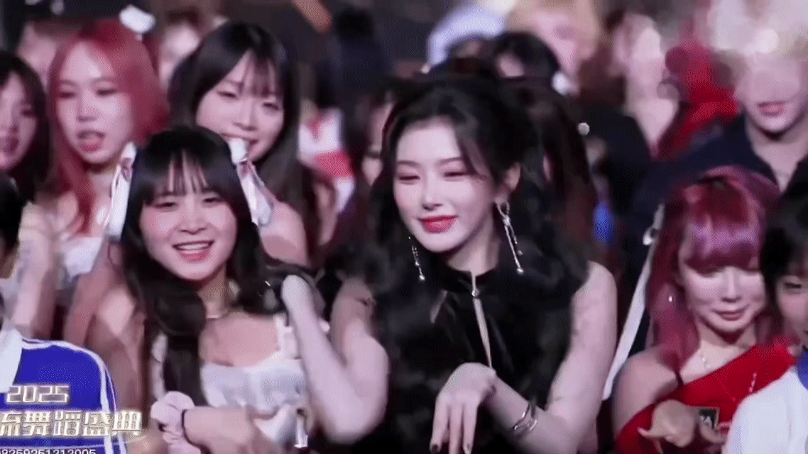 孔雪儿就是这个女团味孔雪儿，你的DNA里刻着“纯正女团味”吧！随便扭两下，那股