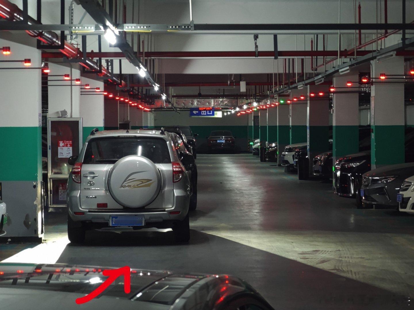 论人停车能有多蠢多自私千佛山医院不好停车是共识一般指挥的大叔就会让来院的人在