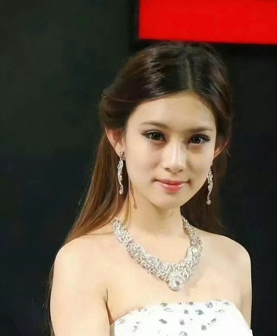 早期孟子义长这样？你们能认出来吗何与拍大婚戏害羞到不敢看孟子义