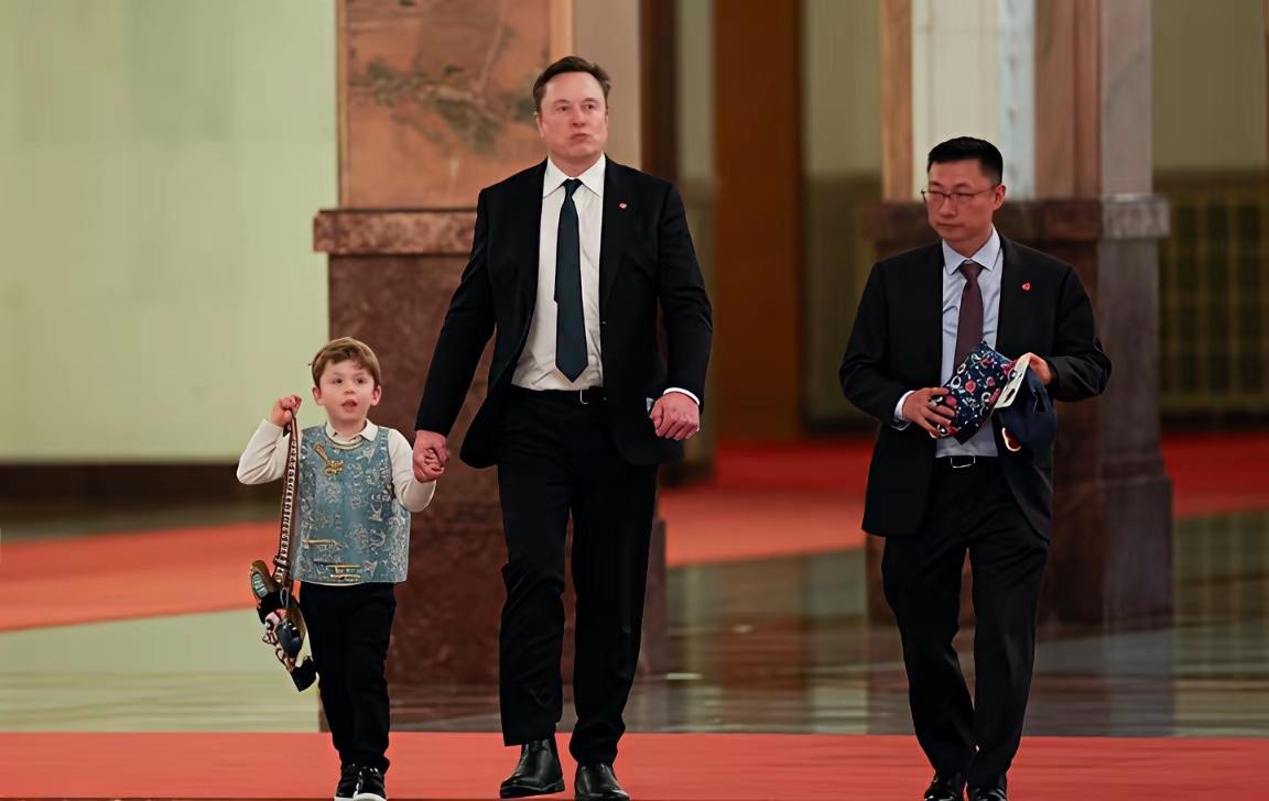 马斯克把六岁的儿子小X带到了国宴上，小X还穿着中式的褂子，这可太萌了，X可
