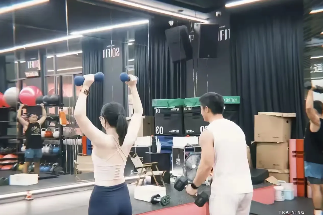 梁某莹胆子真大，每次去健身，都骗老公说加班，还拖到晚上十一二点才回家。黄先生也在