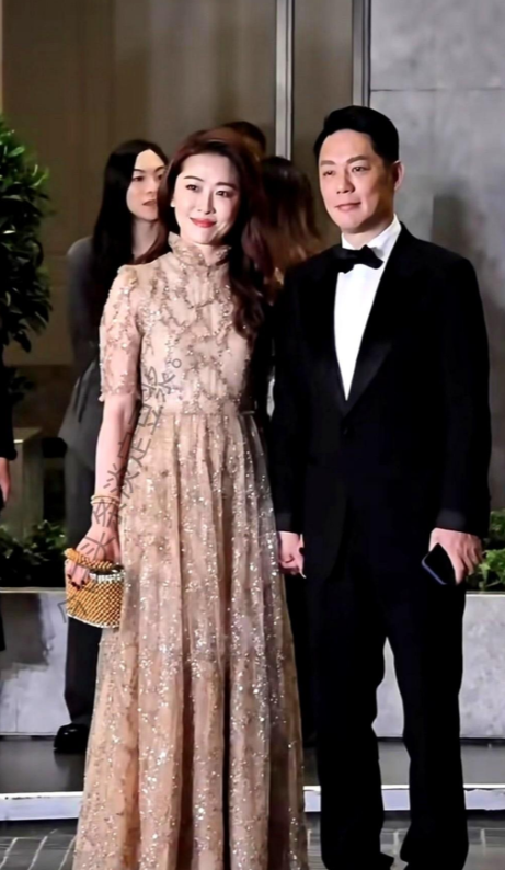 傅程鹏离婚没多久就娶了周丽淇，当时骂声一片。可人家不吵不闹，牵着手逛中环，带娃