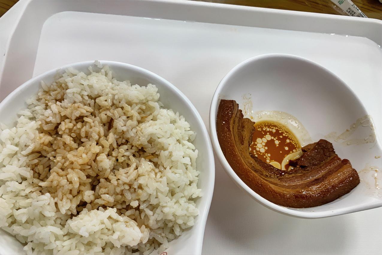 生活在济南的福利，地道灌汤包个头不小1.5*5可以吃饱，也有要十个盘子摞尖的，玉