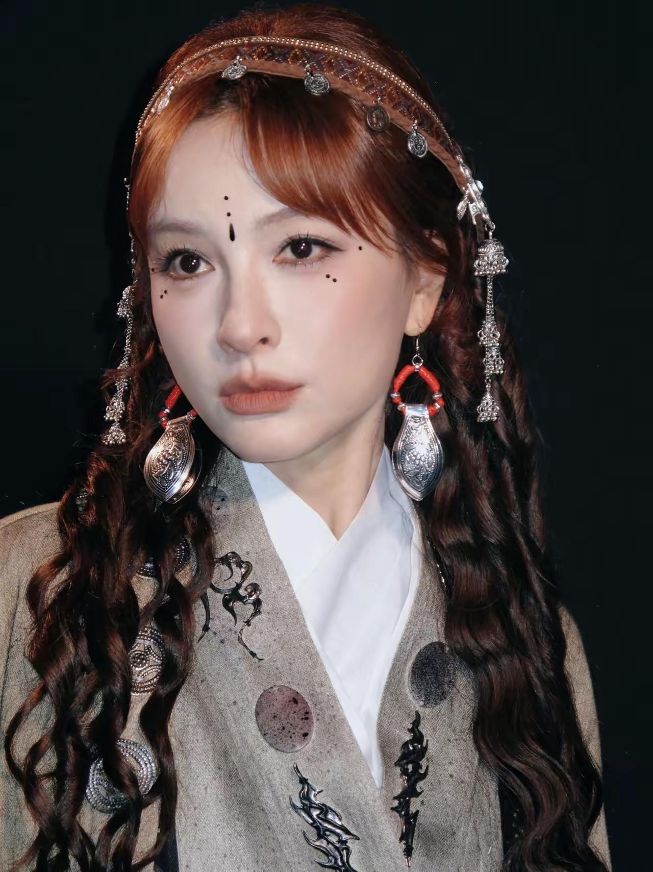 突然理解吴昕了。​把男友带去见何炅和维嘉，这哪是普通聚餐，这分明是在跟家人汇报