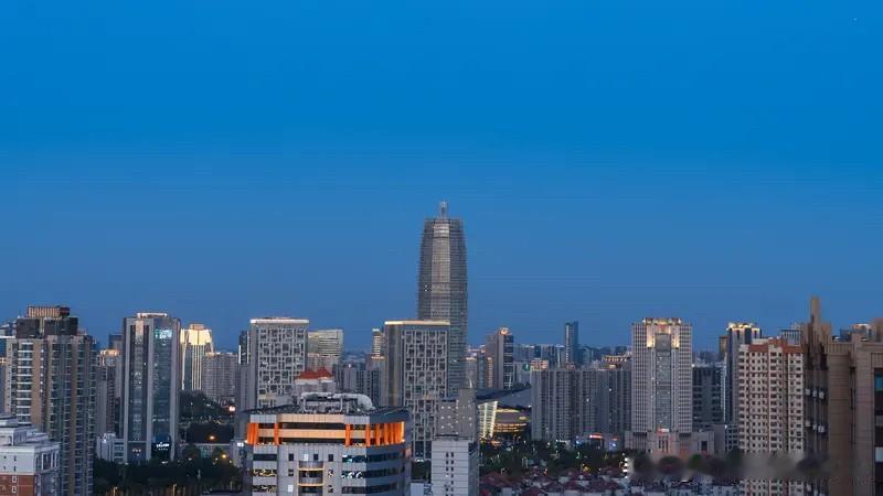 郑州楼市深度短评：郑州当下楼市最核心的特征就是两极割裂，板块行情完全和人群收