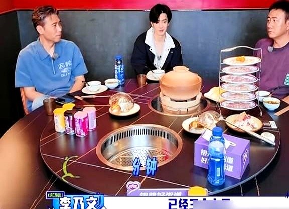 胡军和李乃文，俩老戏骨居然给陈哲远当助理，这小子什么来头？节目里，胡军记错时间，李乃文疯狂吐槽，俩人