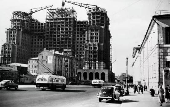 俄军打得这么费劲,就是因为顿巴斯地区,哪怕随便一个住宅楼,一个工厂厂房都修建得碉