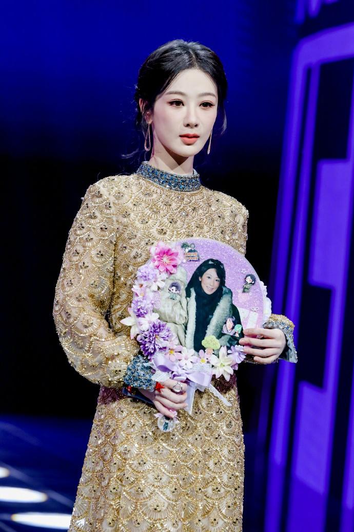 最近杨紫在出席活动的时候搭配了一件金色的裙子，看起来很有古典时尚风情，真的好美。