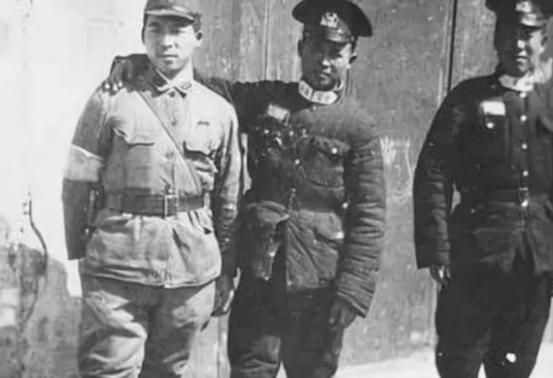1943年，一个女乞丐遭到了伪军的盘查，甚至还被要求脱掉衣服，女乞丐急中生智，从