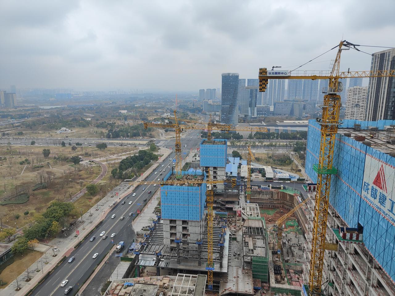 成都的天气就像坐过山车一样，前几天都还是十多度，这两天突然降温到只有几度，还伴